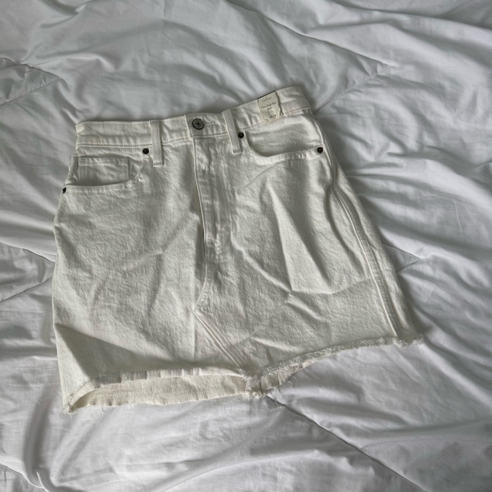 NWT abercrombie and fitch white jean ultra high rise skirt curve love size 4